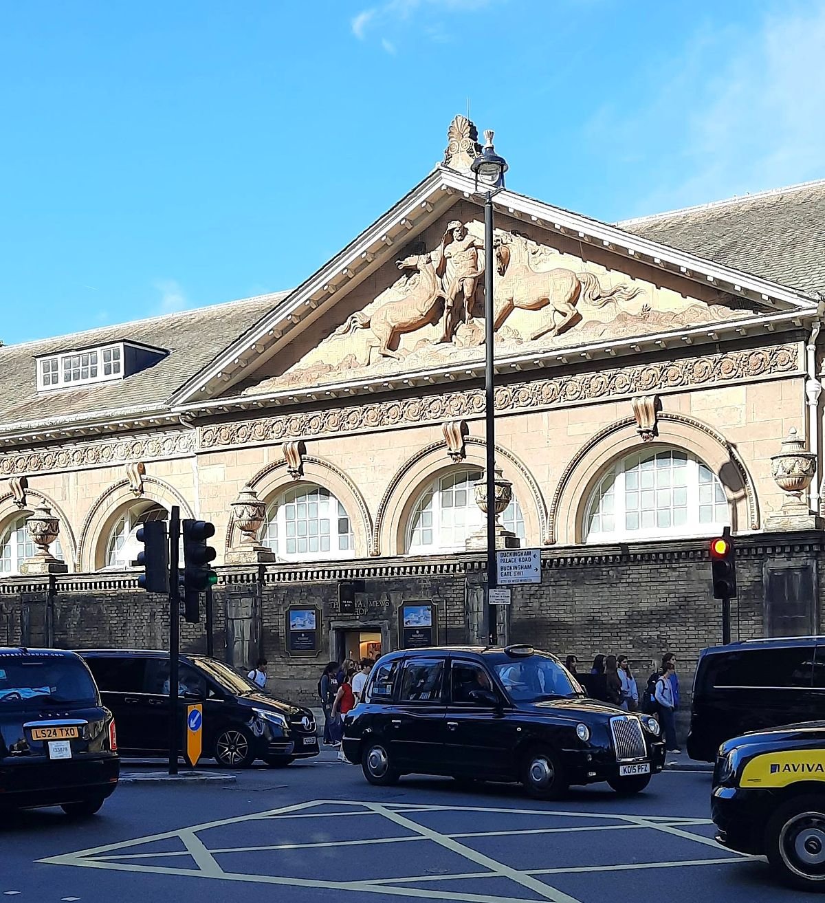 Royal Mews e táxis pretos em Londres