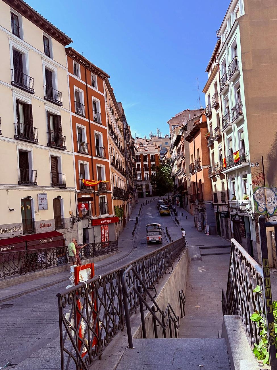 Ruas do centro histórico de Madri, com bandeiras da Espanha nas sacadas