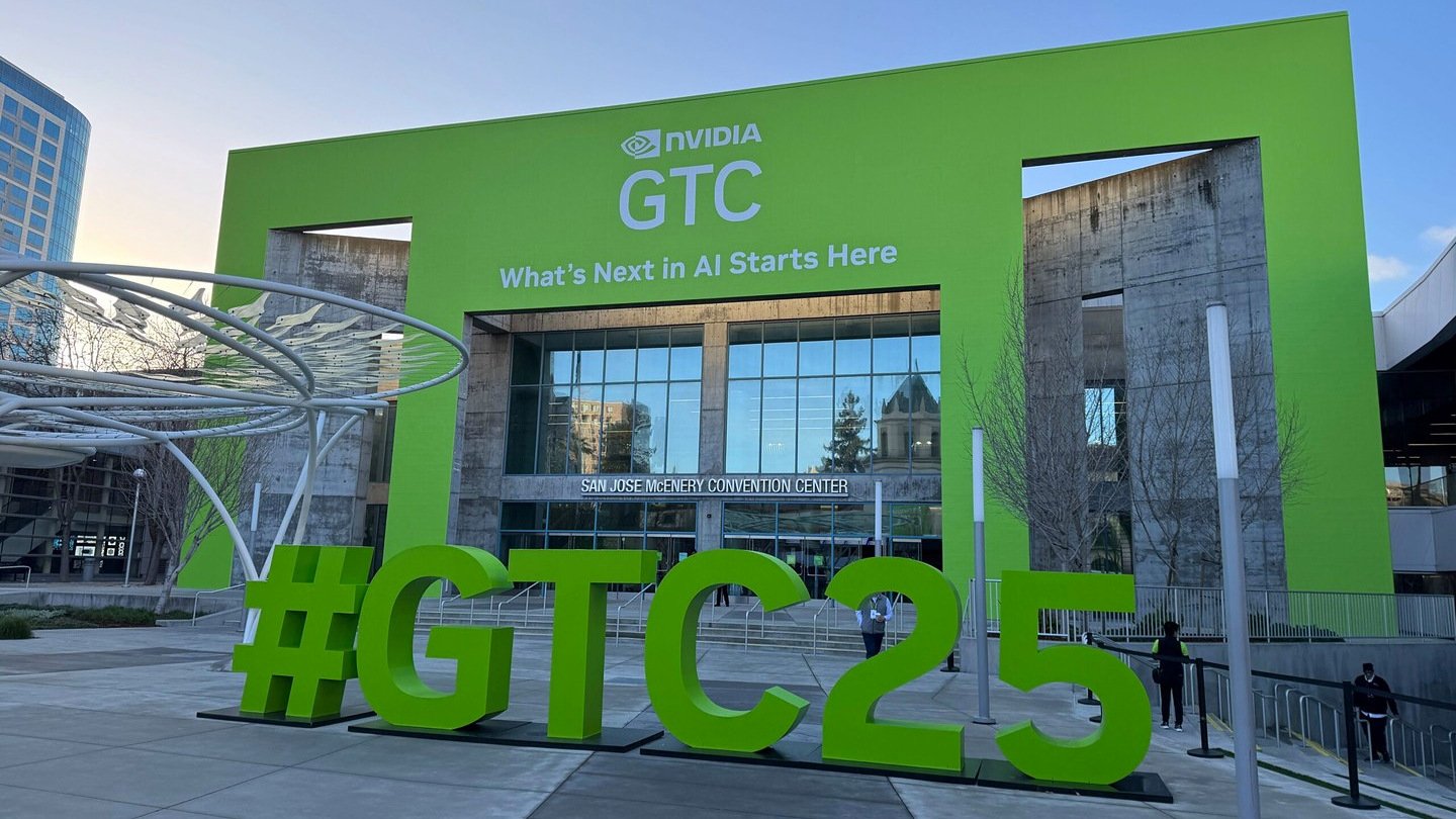Entrada do San Jose McEnery Convention Center decorada para a NVIDIA GTC