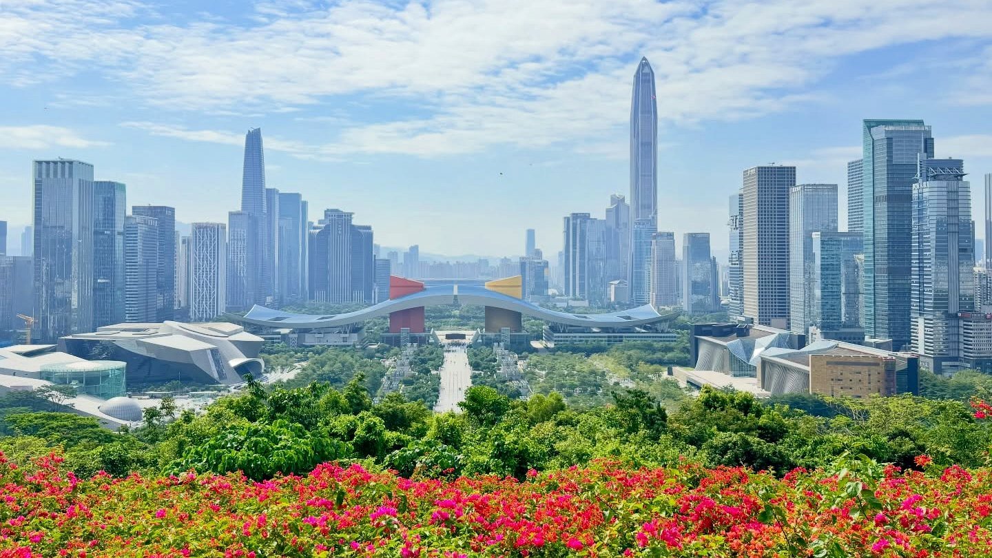Panorâmica do centro cívico de Shenzhen, com arranha-céus, parques e flores em primeiro plano