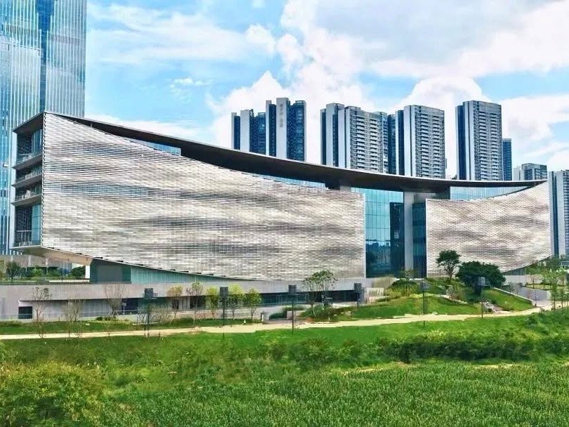 Prédio de linhas curvas em meio aos arranha-céus e áreas verdes de Shenzhen