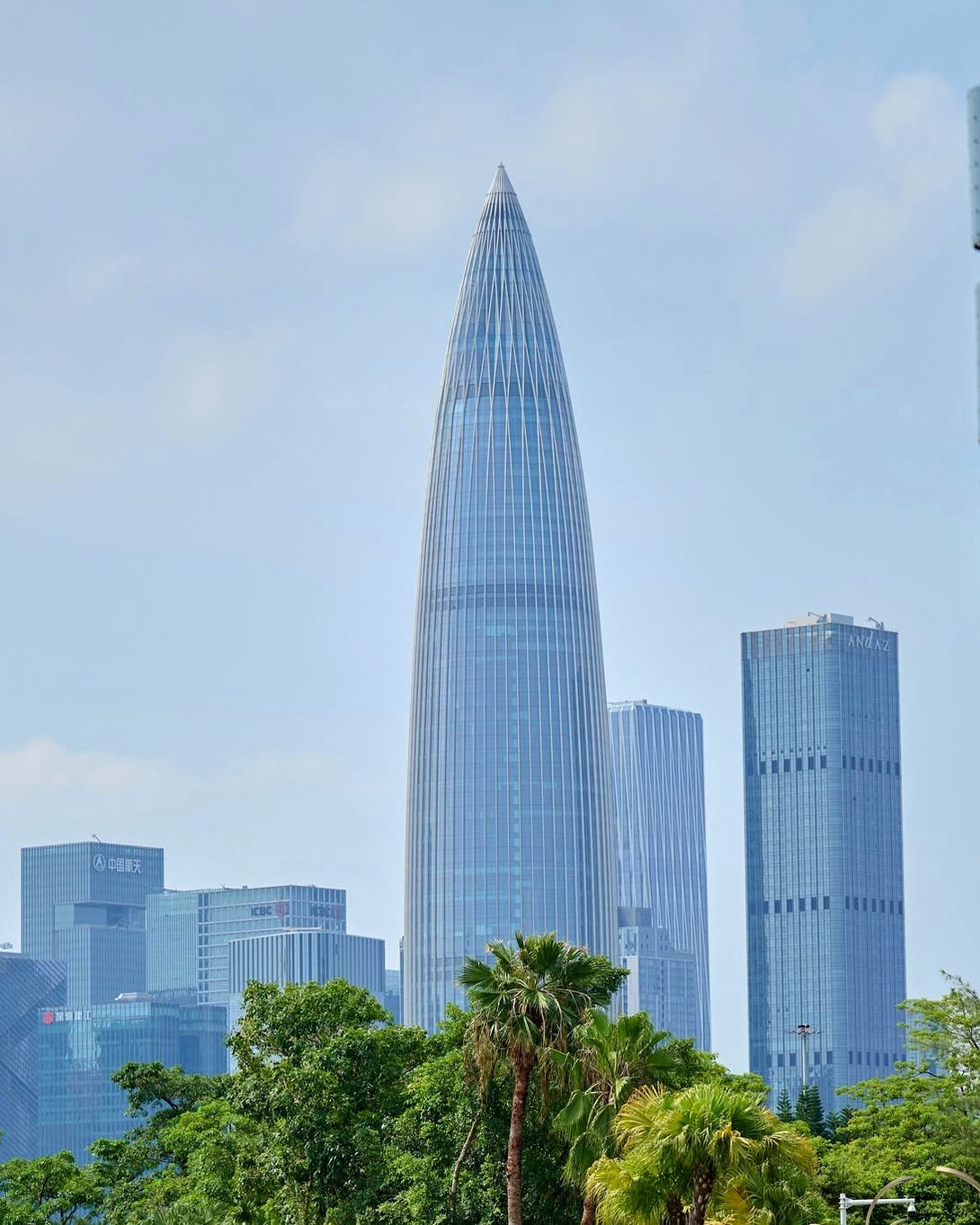 Arranha-céus do distrito de Nanshan, em Shenzhen, vistos de um parque da cidade