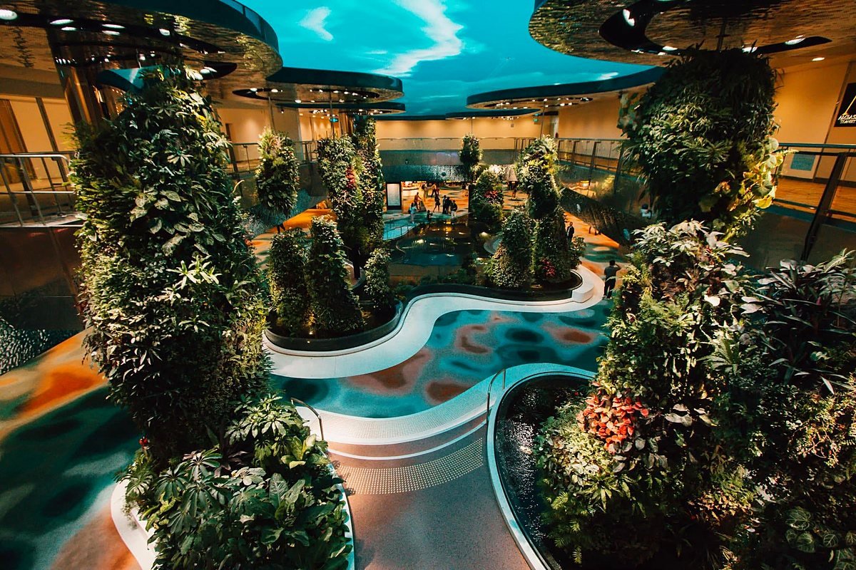 Jardim interno com torres de plantas no aeroporto de Changi