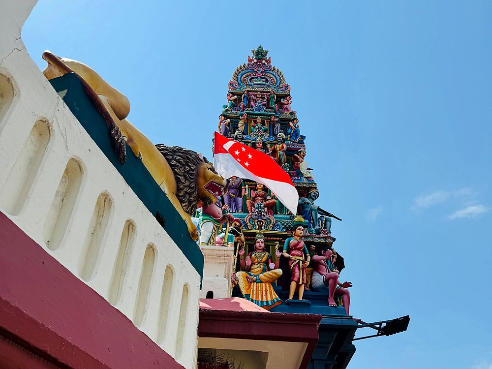 Torre colorida do templo Sri Mariamman, em Chinatown