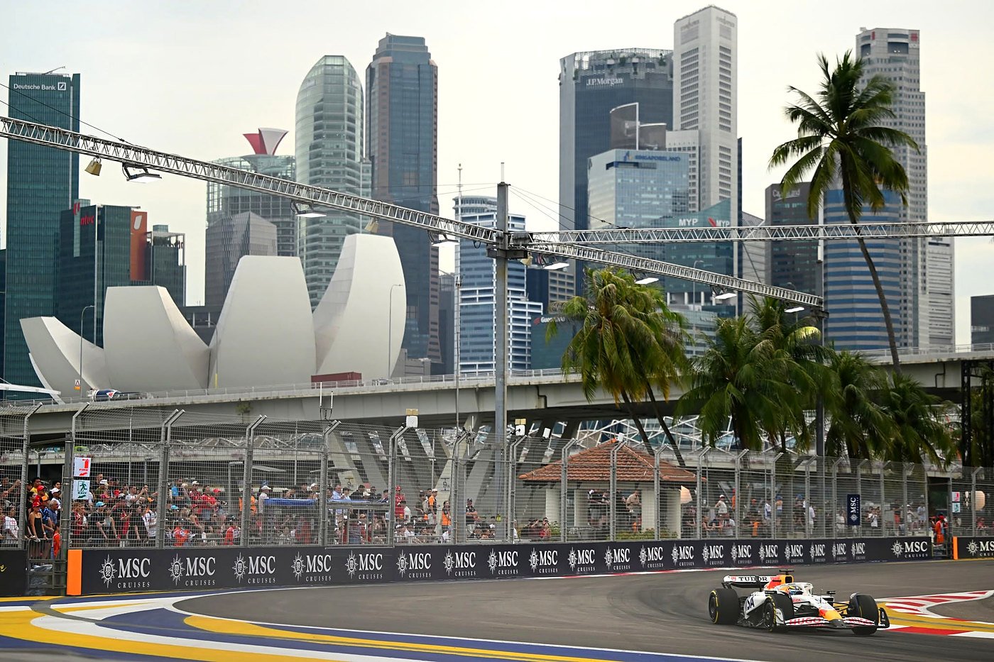 Carro de Fórmula 1 no circuito de rua de Marina Bay, com o ArtScience Museum e os arranha-céus ao fundo