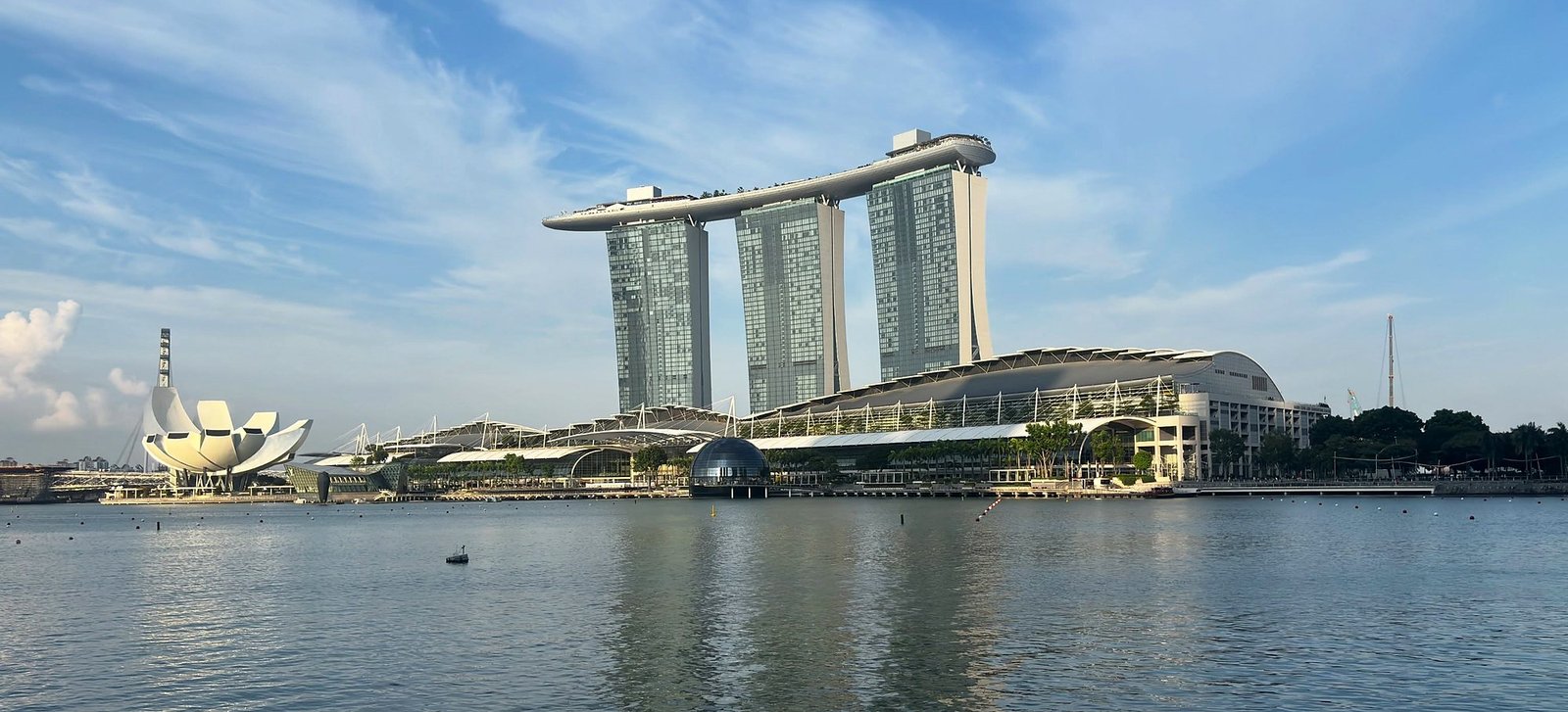 Marina Bay Sands visto do outro lado da baía, em Singapura
