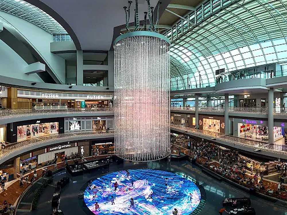 Interior do shopping The Shoppes, no complexo Marina Bay Sands