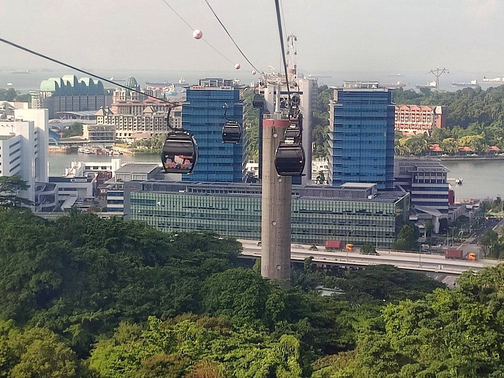 Teleférico sobre a mata a caminho de Sentosa