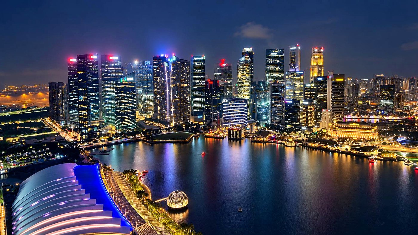 Centro financeiro de Singapura iluminado à noite, visto do alto