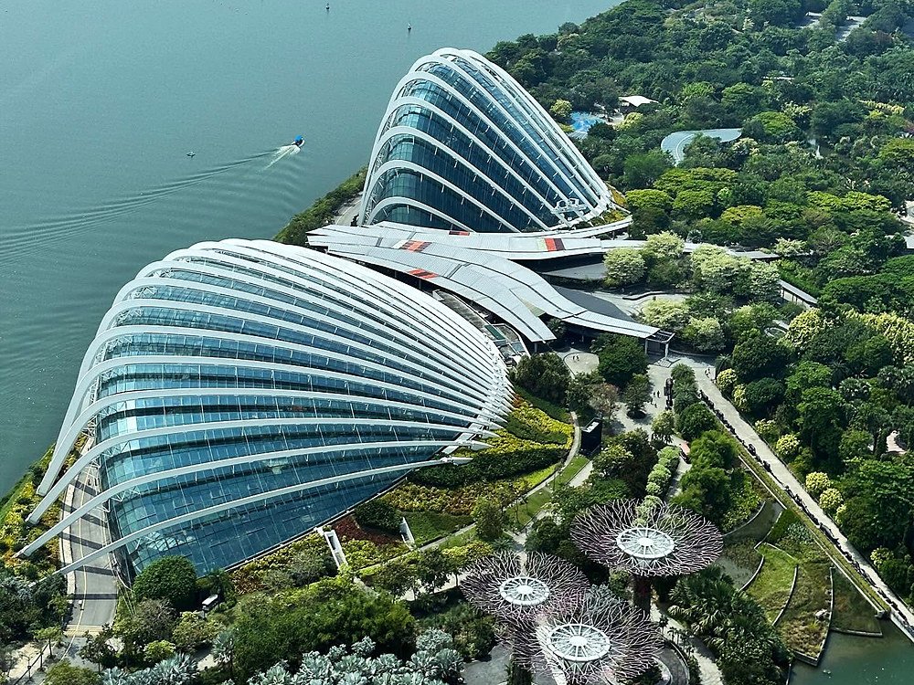 Estufas e Supertrees do Gardens by the Bay vistas do alto do Marina Bay Sands