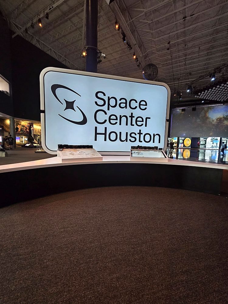 Entrada do Space Center Houston, o centro de visitantes da NASA