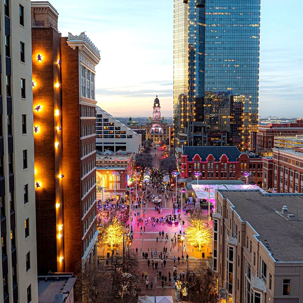 Sundance Square iluminada no fim de tarde, em Fort Worth