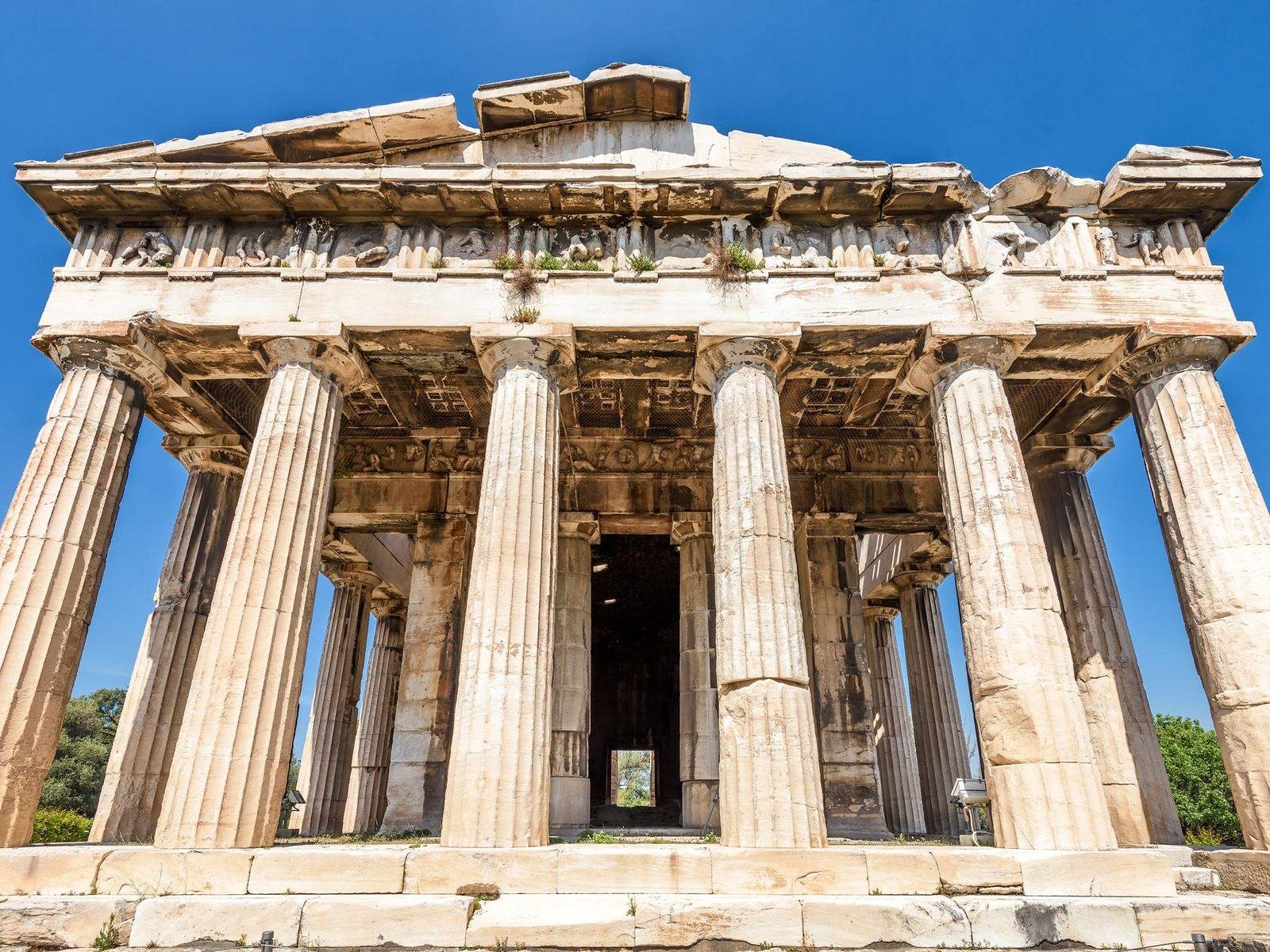 Templo de Hefesto, na Ágora Antiga de Atenas, com o céu azul ao fundo
