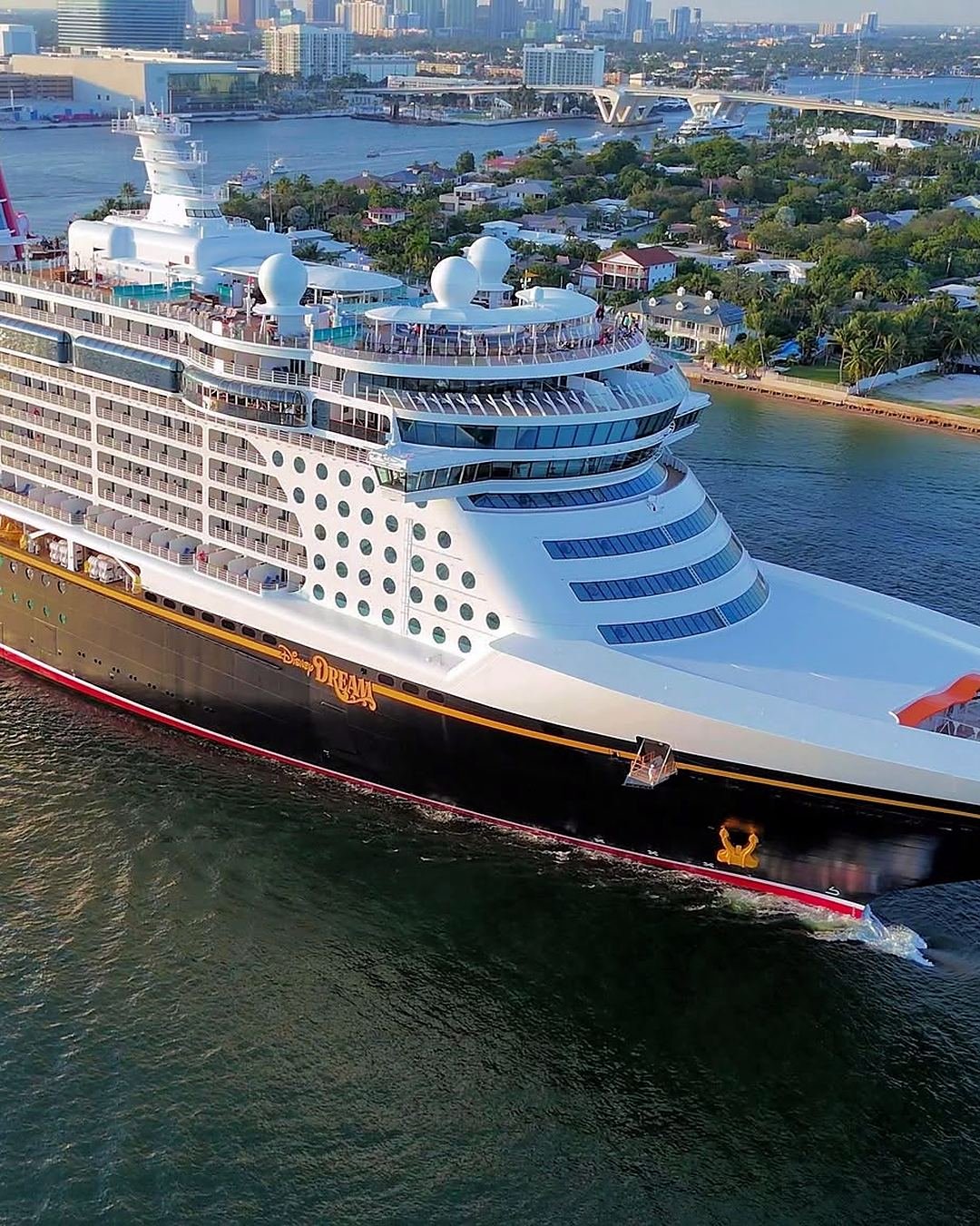 Navio de cruzeiro deixando Port Everglades, com casas, canais e prédios de Fort Lauderdale ao fundo
