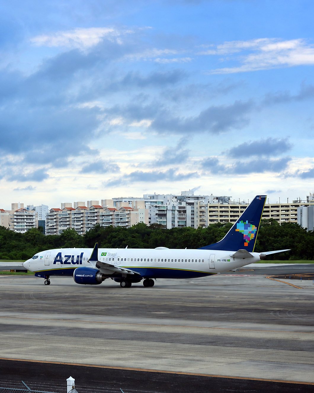 Avião da companhia brasileira Azul taxiando na pista do aeroporto