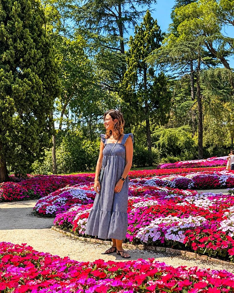 Thaís Baldasso em um jardim florido de Madri