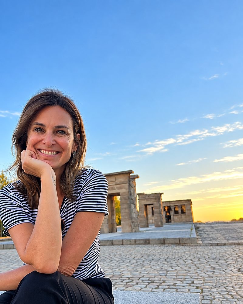 Thaís Baldasso no Templo de Debod, em Madri, ao pôr do sol