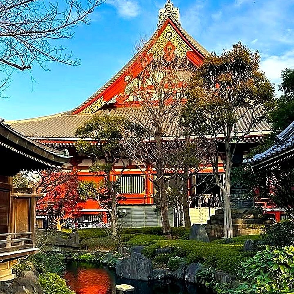 Salão principal do Senso-ji visto do jardim, em Asakusa