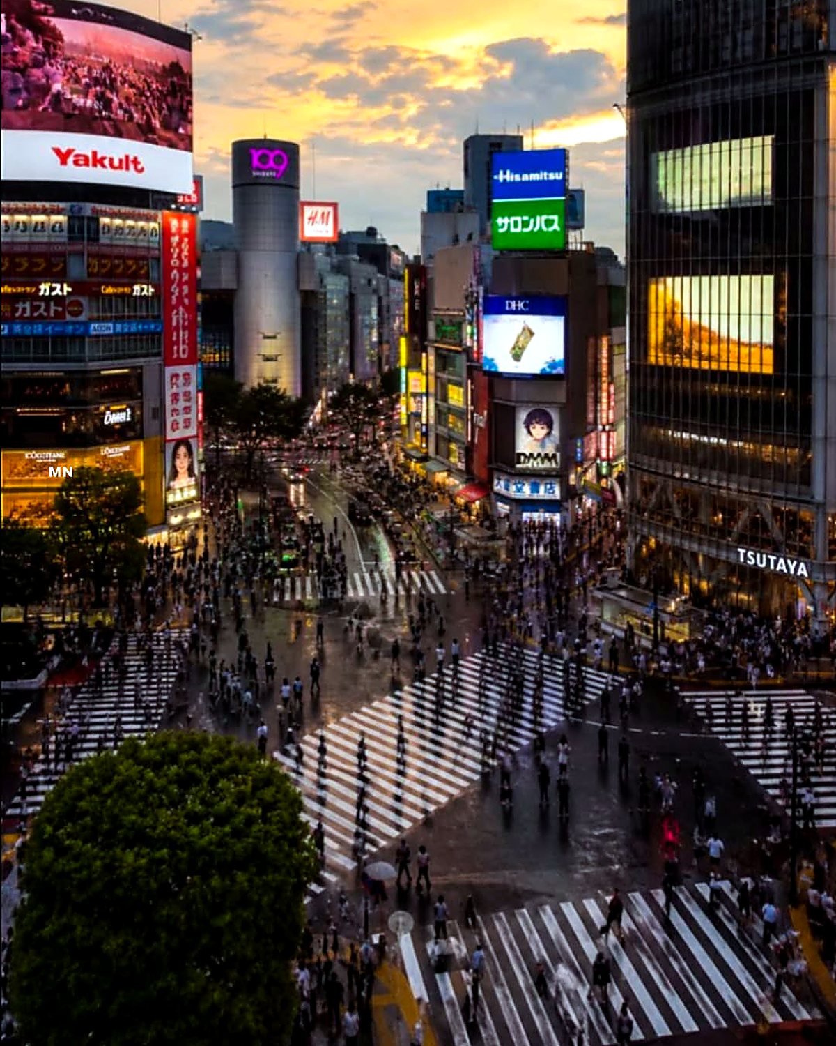 Cruzamento de Shibuya, em Tóquio, ao entardecer