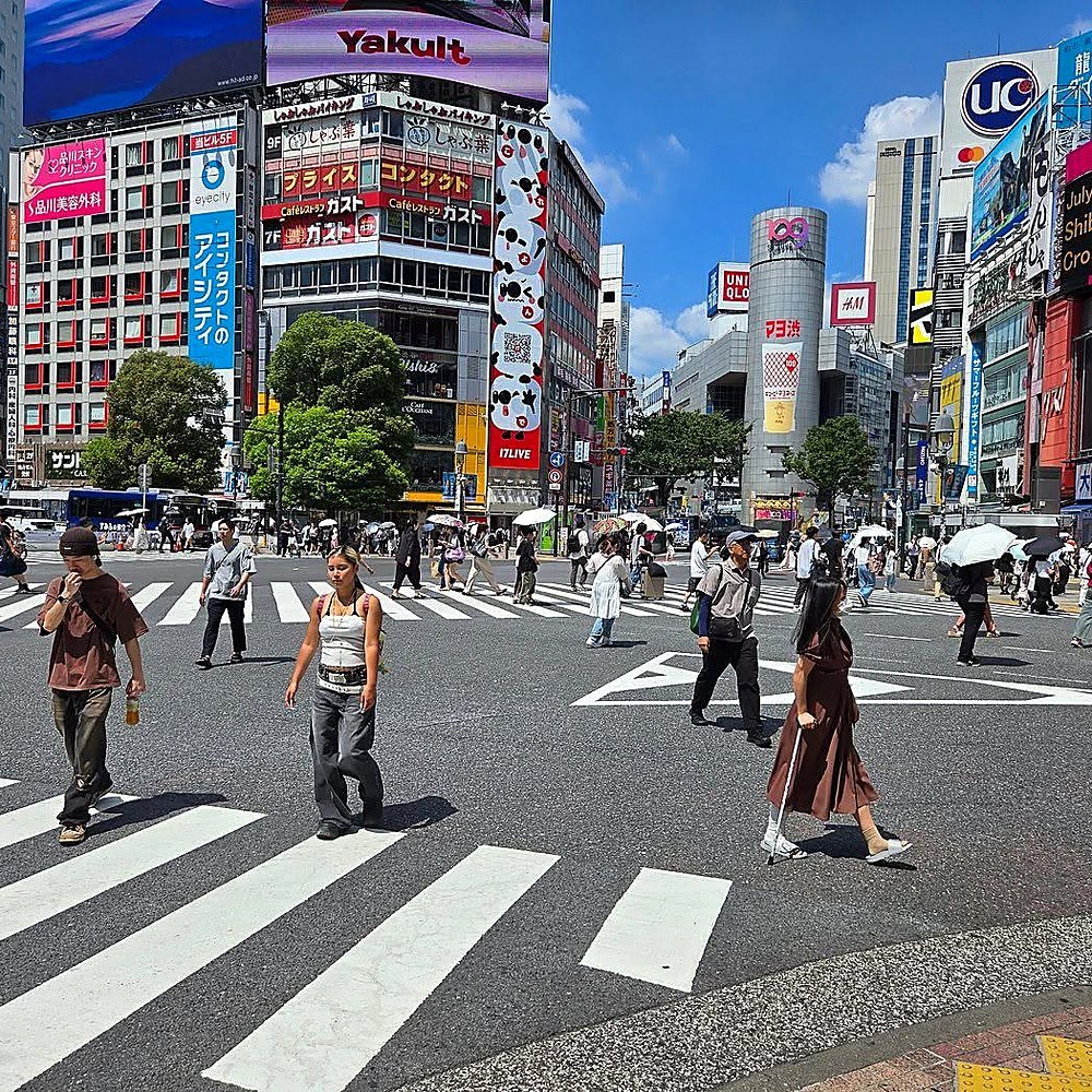 Pedestres no cruzamento de Shibuya durante o dia