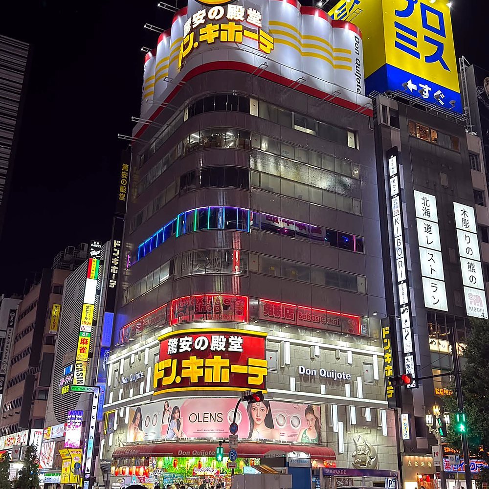 Letreiros iluminados em Shinjuku à noite