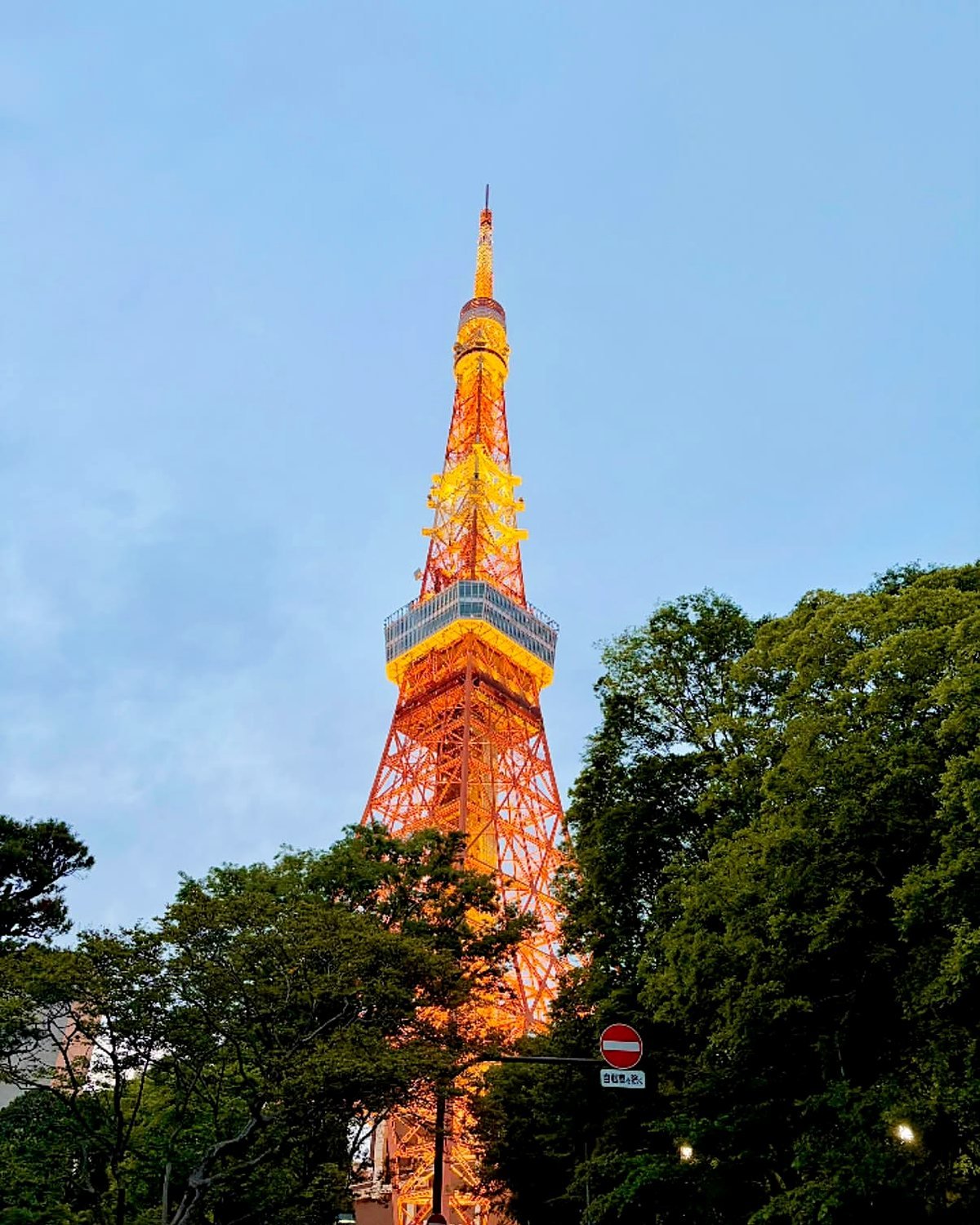 Tokyo Tower iluminada ao anoitecer