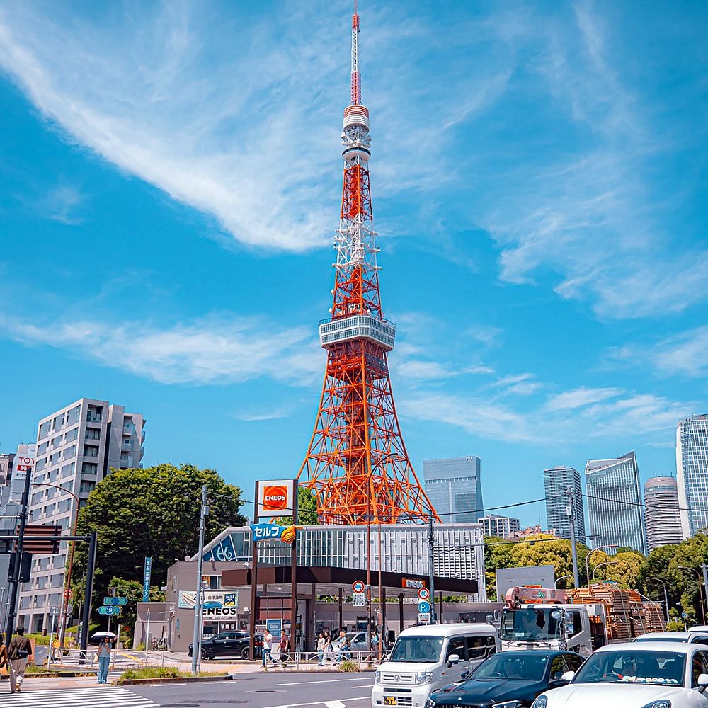Tokyo Tower vermelha e branca em dia de céu azul