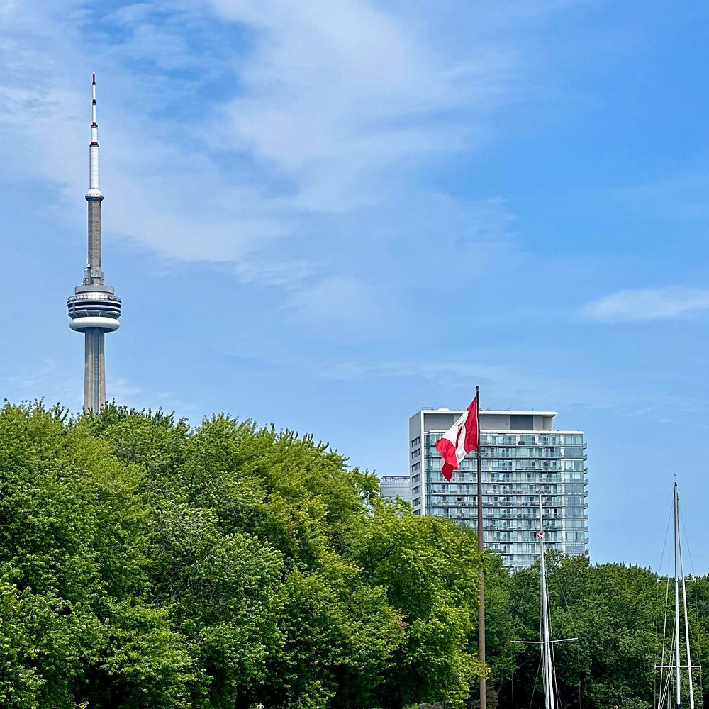 CN Tower vista da orla de Toronto com a bandeira do Canadá