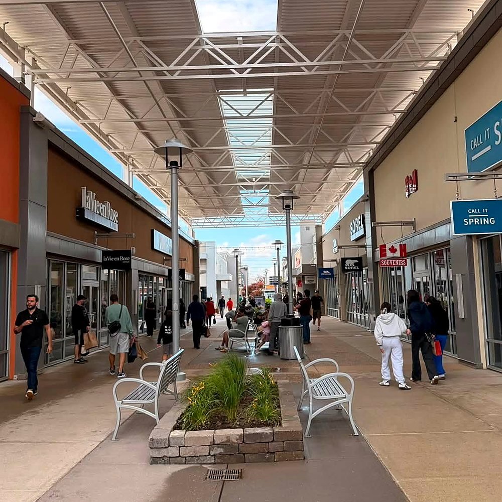 Corredor de lojas em um outlet da região de Toronto