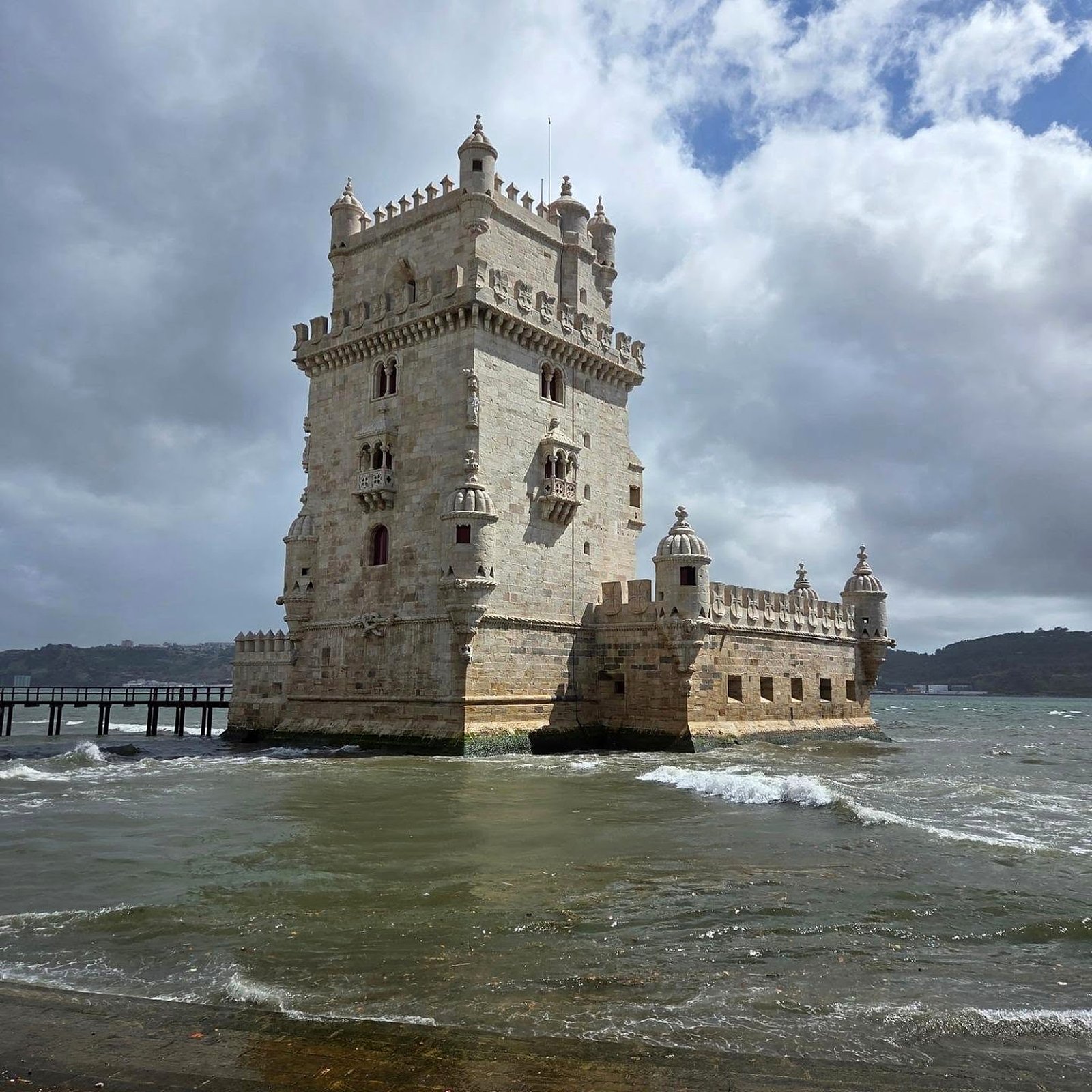 Torre de Belém às margens do Rio Tejo, em Lisboa