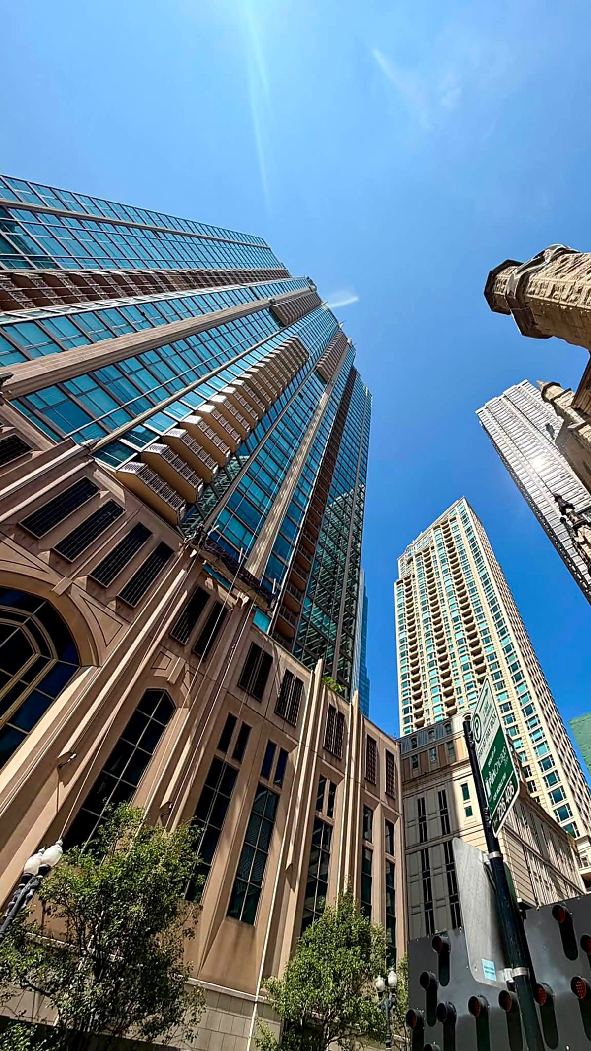 Arranha-céus vistos de baixo no centro de Chicago, perto da Michigan Avenue