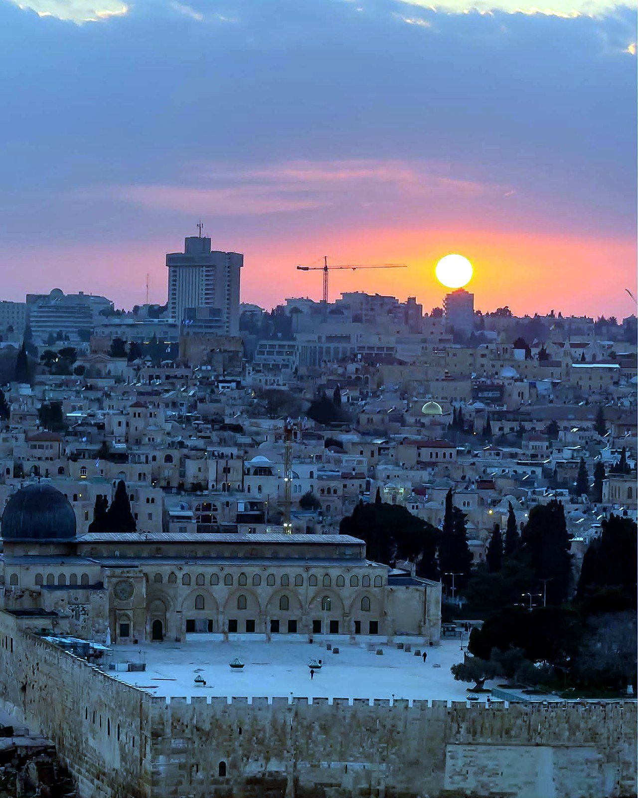 Vista da Cidade Velha pela janela da igreja Dominus Flevit - passeio com guia brasileira em Jerusalém