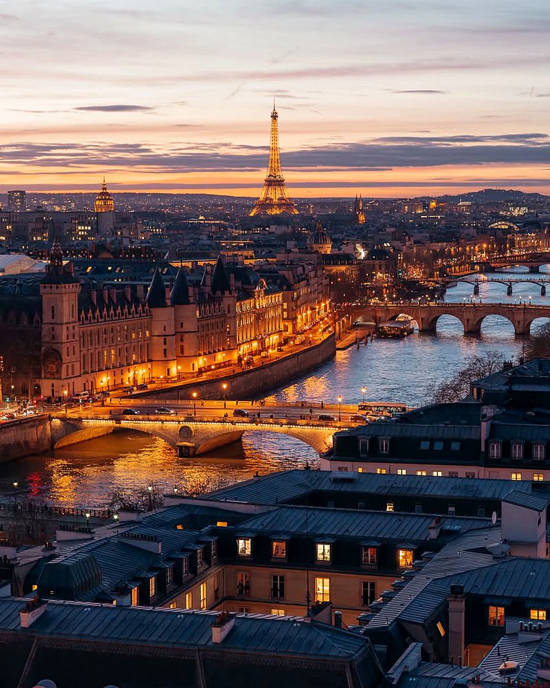 Paris ao entardecer com a Torre Eiffel e o rio Sena