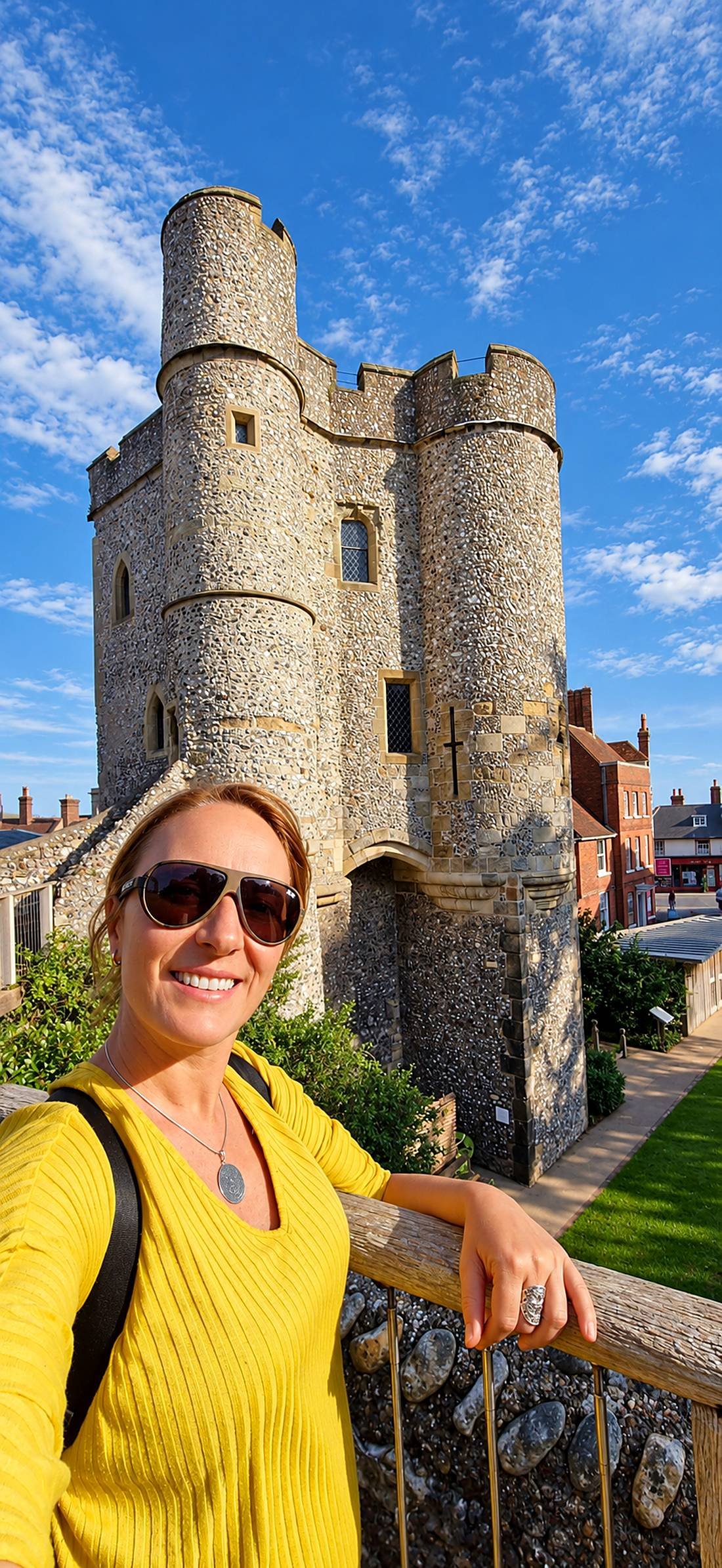 Rita Castelan diante de uma torre medieval em passeio pelo interior da Inglaterra