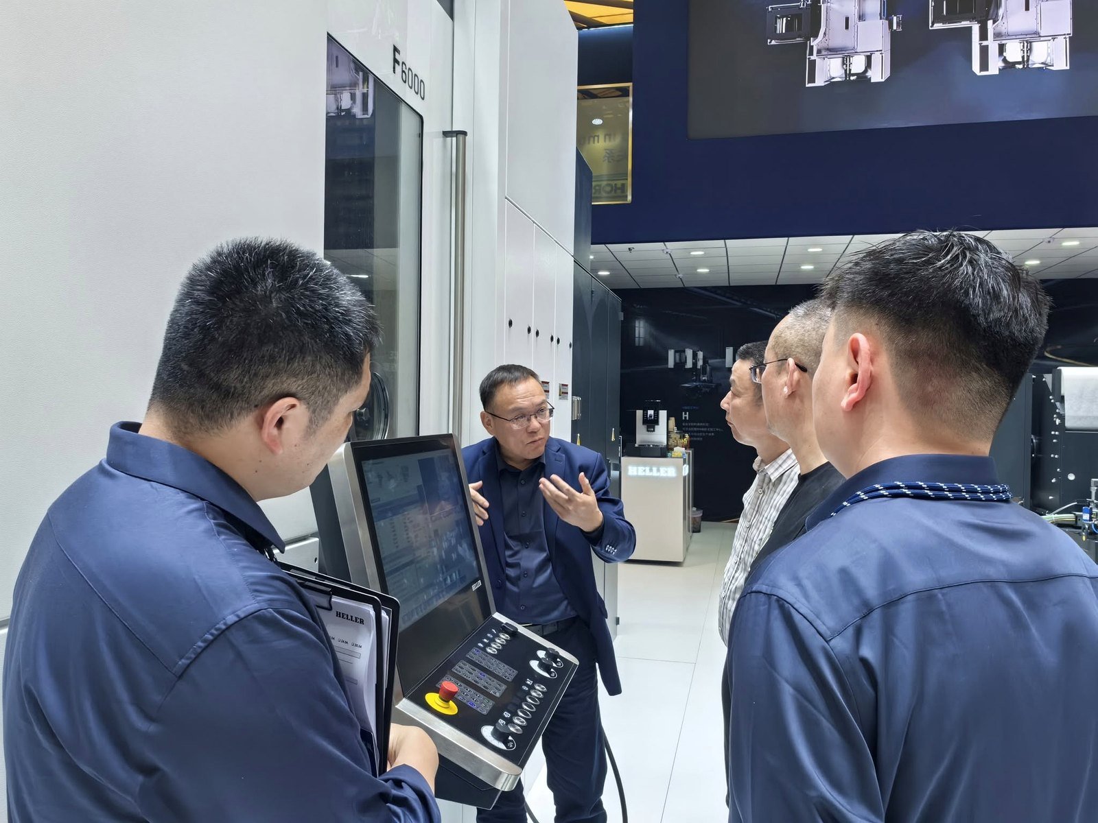 Expositor apresentando uma máquina a visitantes em um estande de feira na China