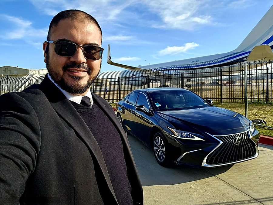 Sedã executivo da Rota Vip aguardando em frente a um avião, em Dallas