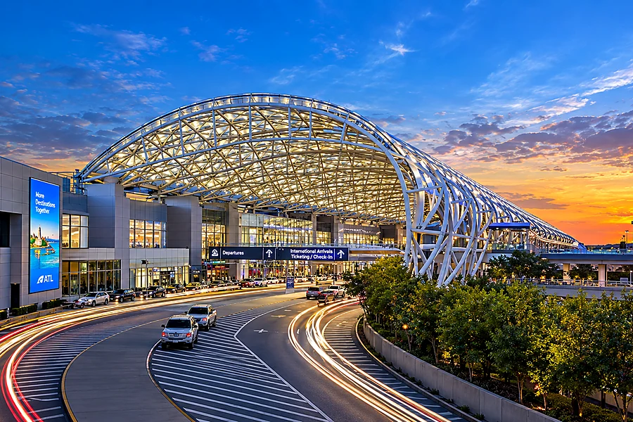 Área de embarque e desembarque de veículos no Aeroporto de Atlanta