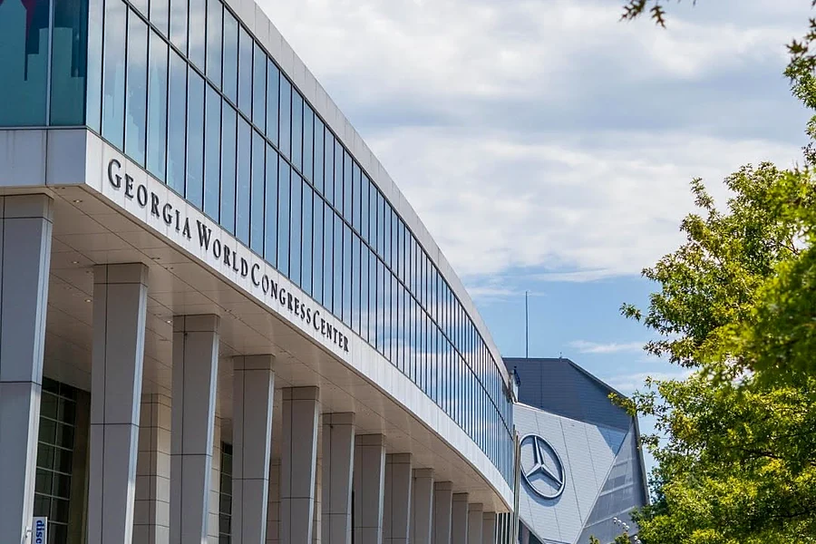 Georgia World Congress Center, com o Mercedes-Benz Stadium ao fundo