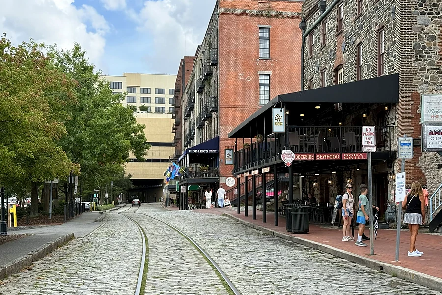 River Street, no centro histórico de Savannah, Geórgia