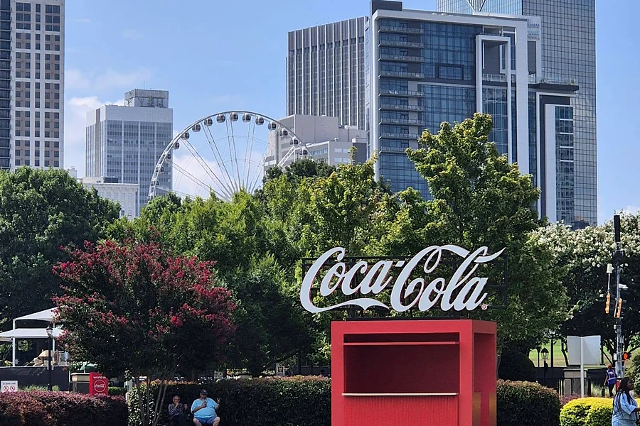Área do World of Coca-Cola com a roda-gigante SkyView ao fundo, em Atlanta