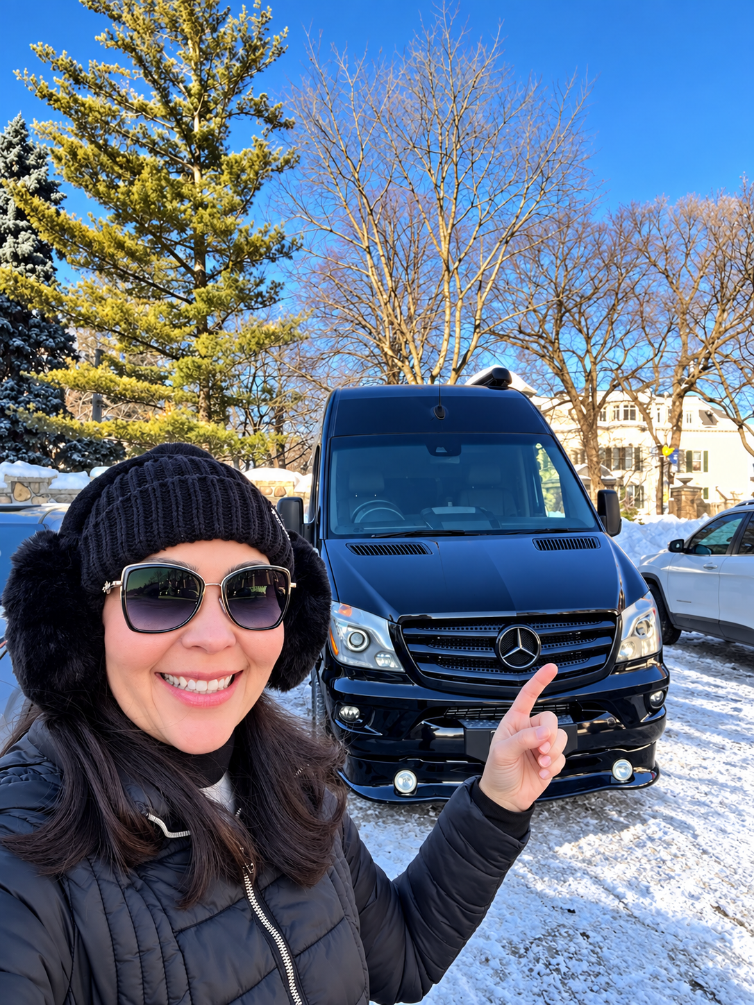 Diana Carvalho ao lado de uma van de transfer em um dia de neve