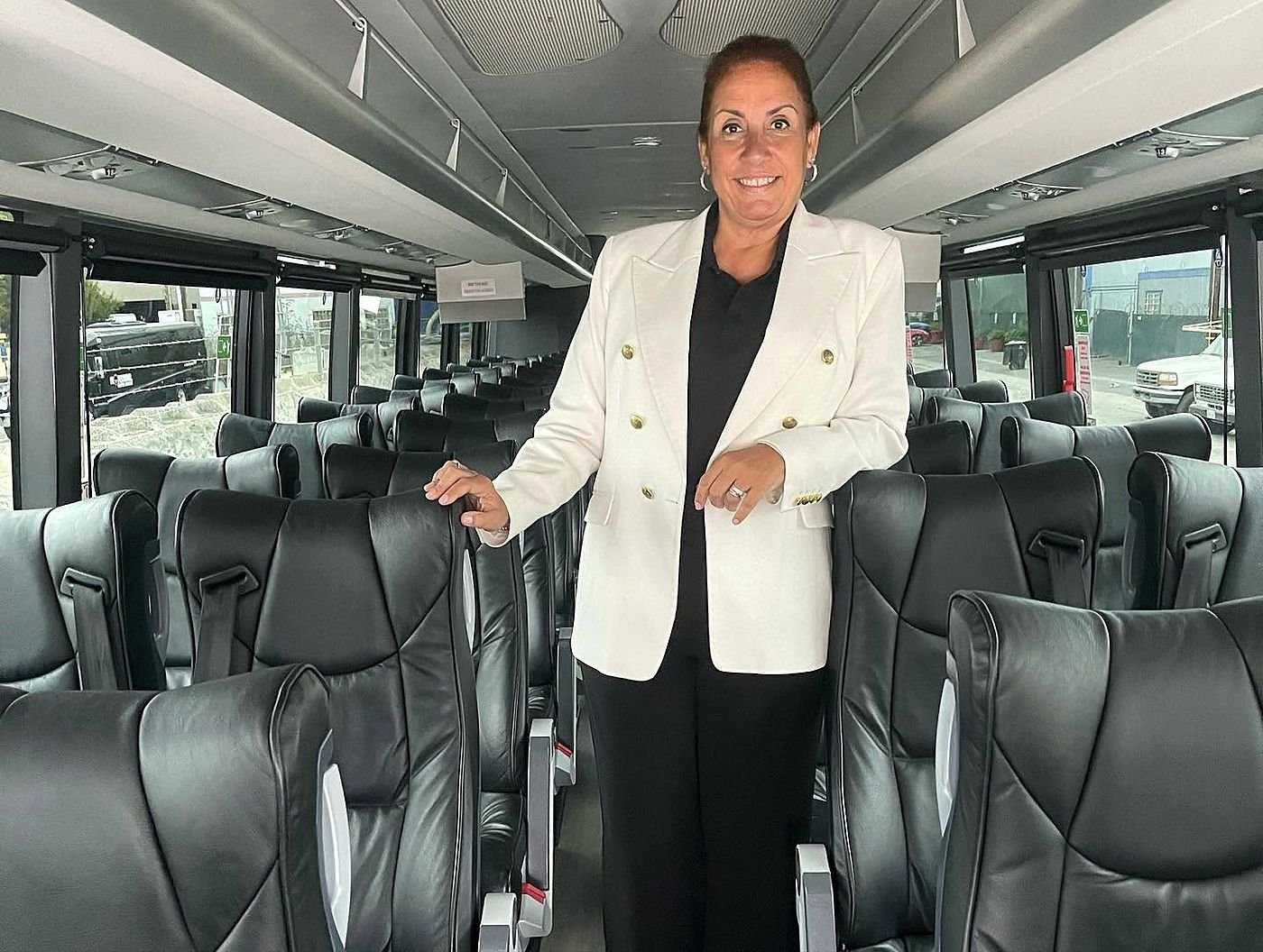 Andréia Brum em ônibus executivo da Tripnow para transfer de grupos