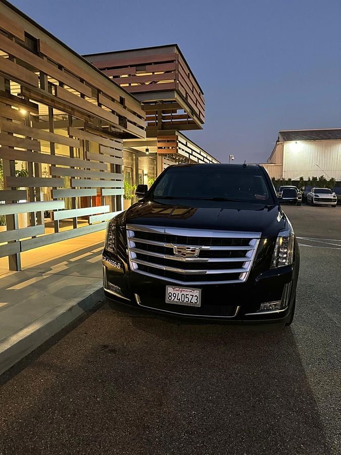 SUV Cadillac Escalade da GS Transportation à porta de um hotel em Los Angeles