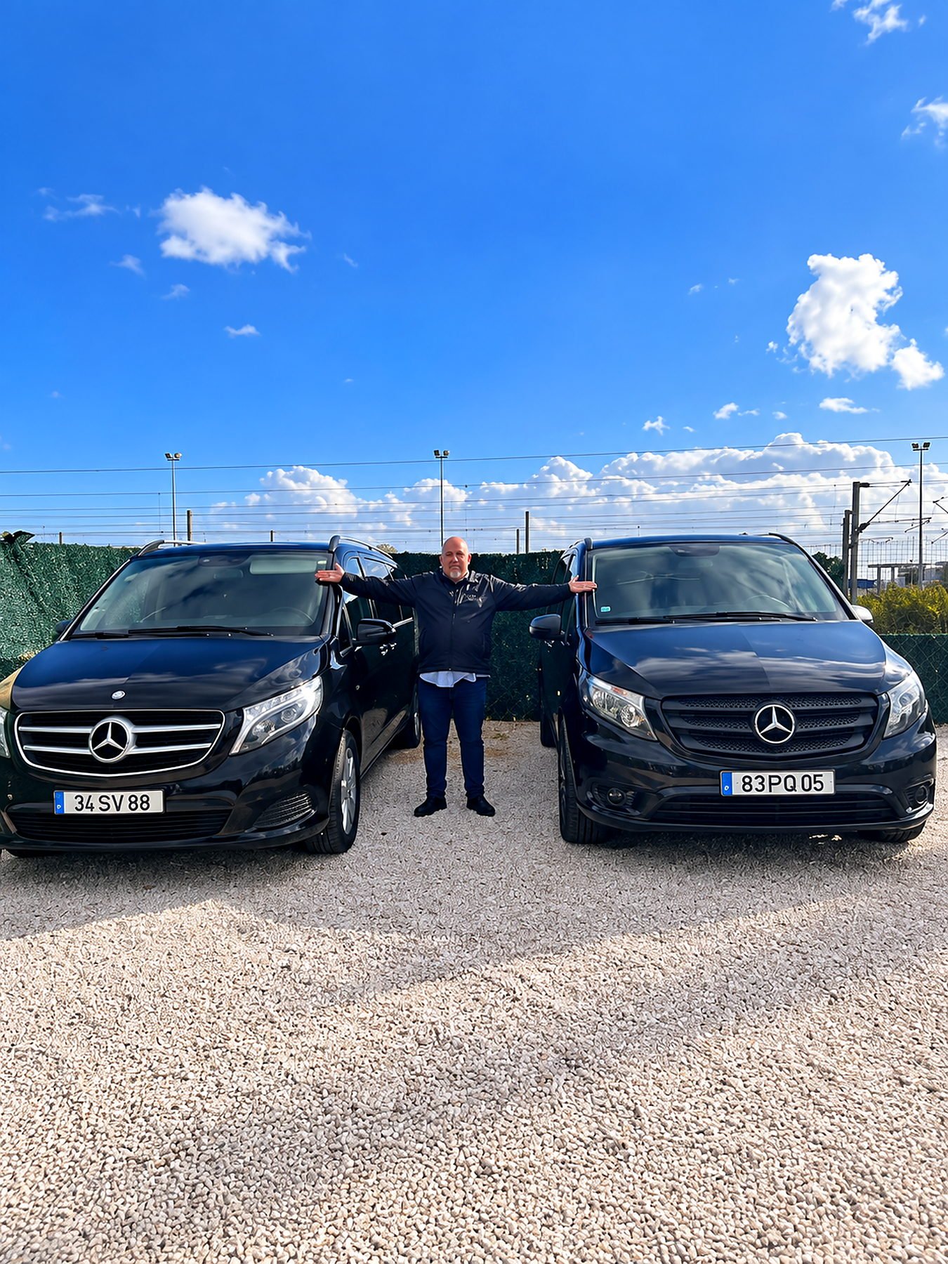 Alexandre entre duas vans Mercedes-Benz da Brasileiros Tours