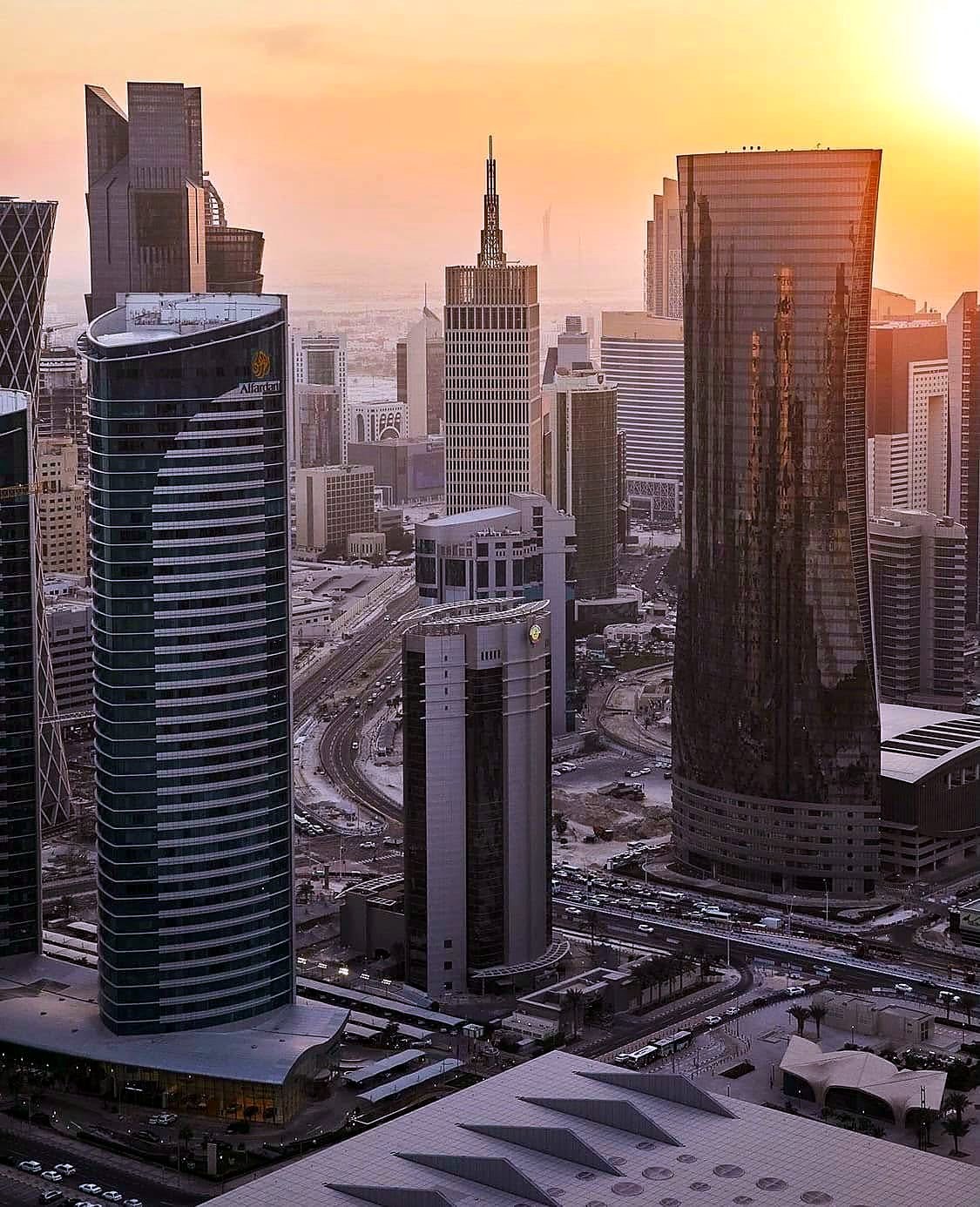 Vista aérea das torres de escritórios de West Bay ao entardecer