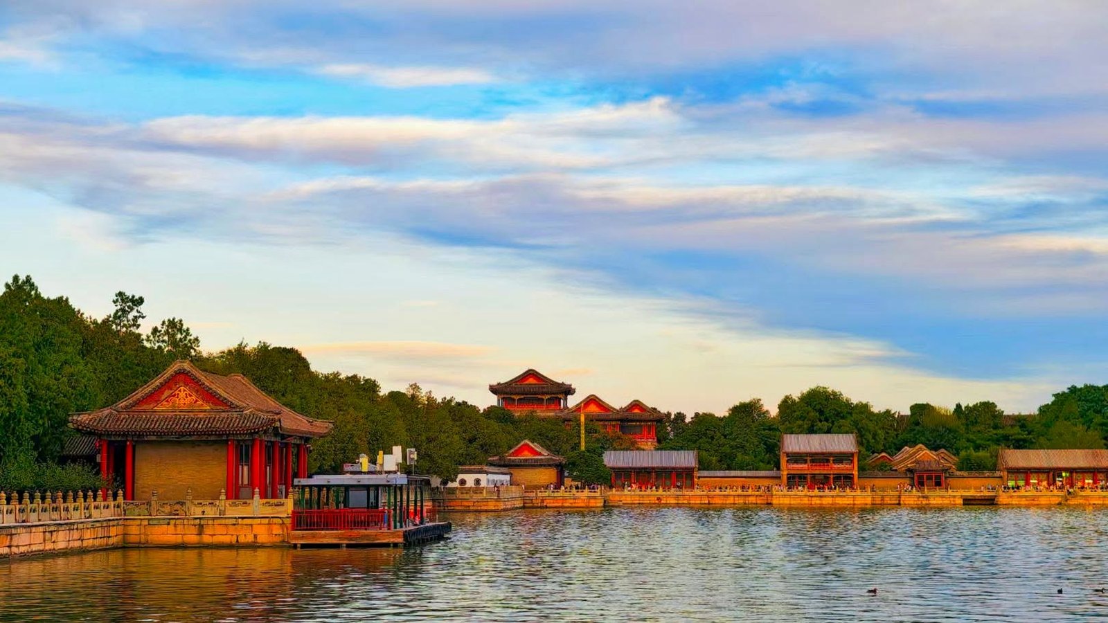 Pavilhões imperiais à beira do lago Kunming, no Palácio de Verão de Pequim, ao entardecer