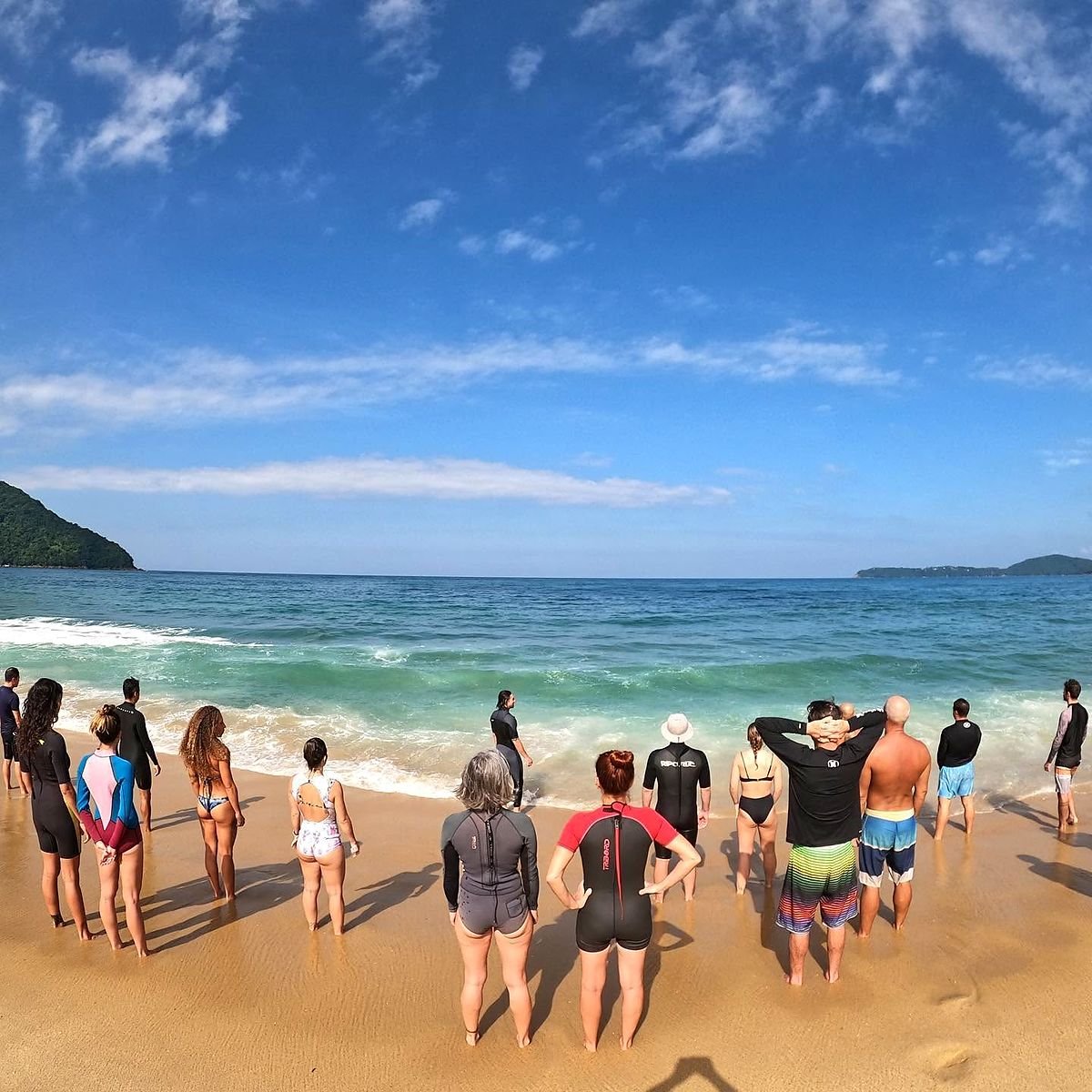 Turma do curso de Apneia e Sobrevivência Surf reunida na praia