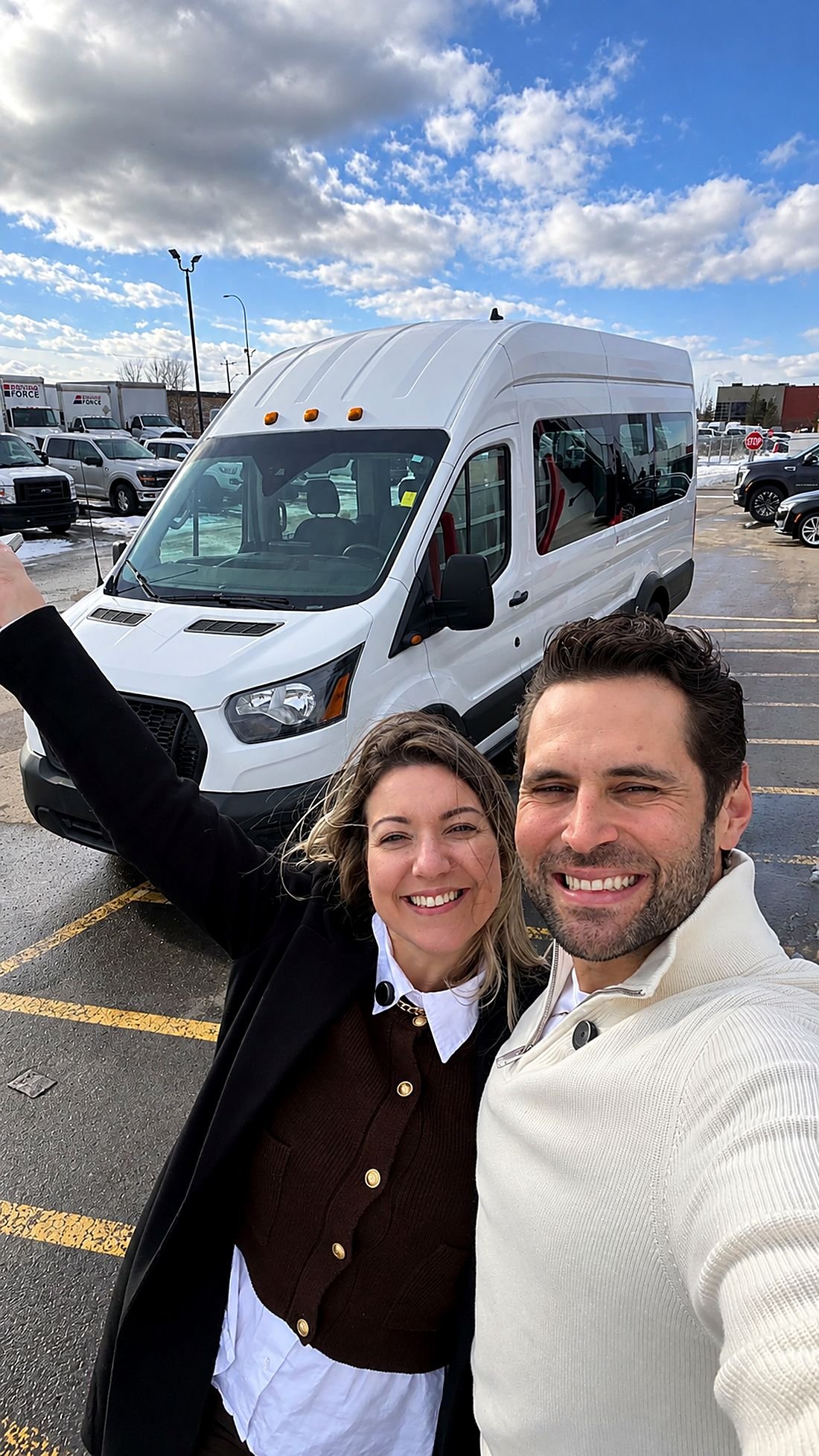 Bruna e Joel, fundadores da TwoCanada Experience, com uma das vans da empresa