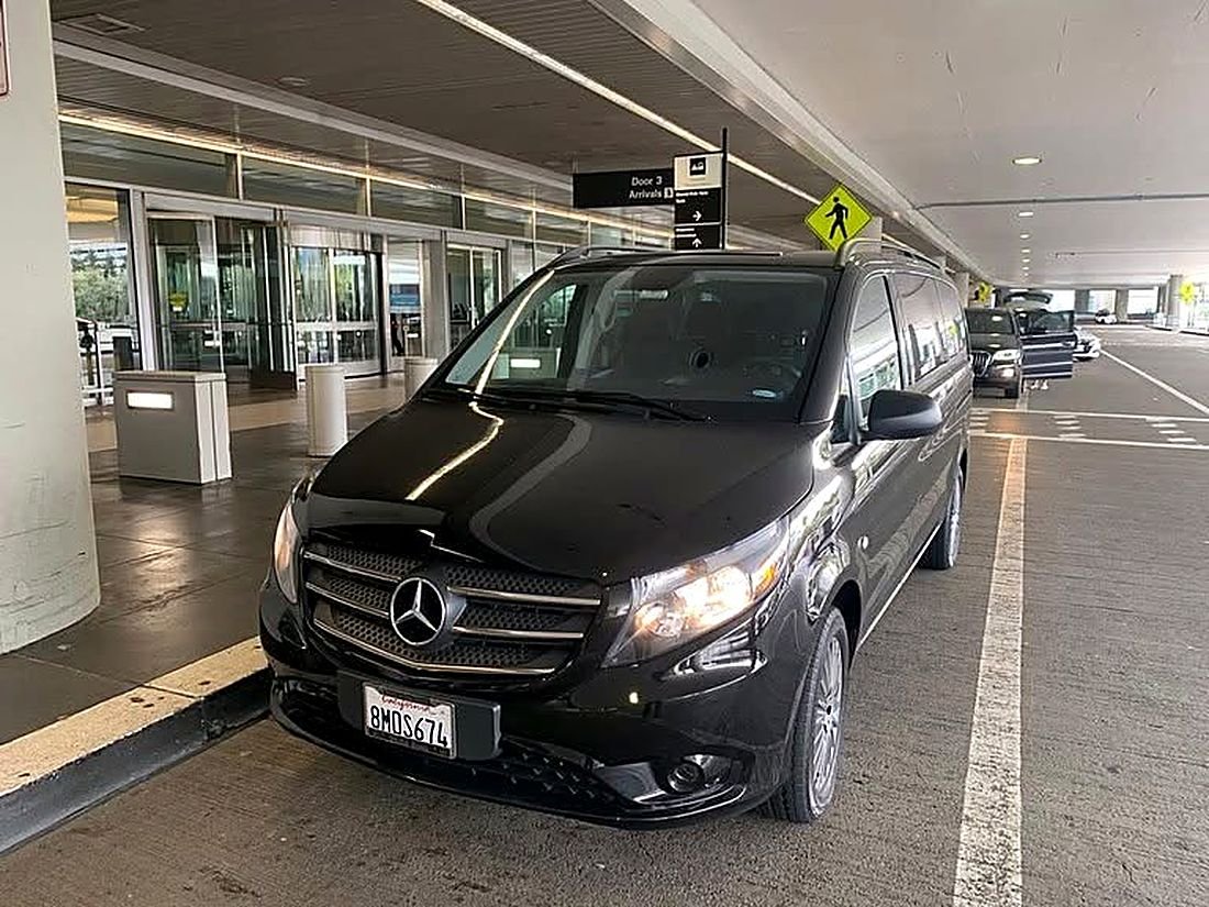 Van executiva da Tripnow no desembarque do aeroporto de San Francisco