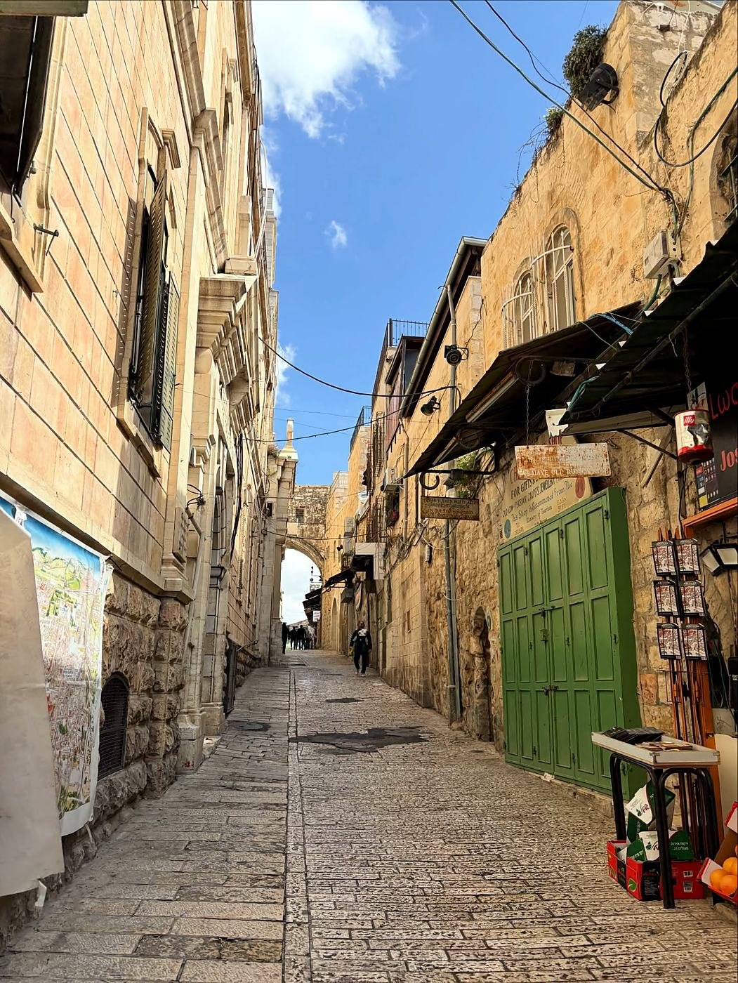 Rua da Via Dolorosa na Cidade Velha de Jerusalém - passeio com guia brasileira em Jerusalém